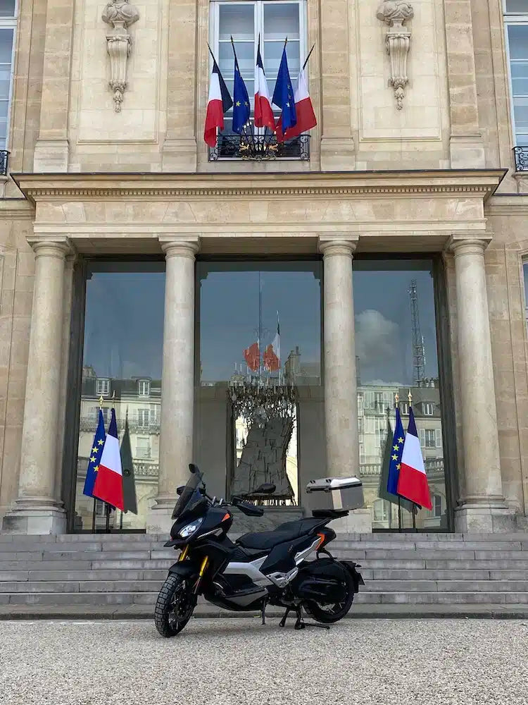 Peugeot équipe l'Élysée avec son nouveau scooter